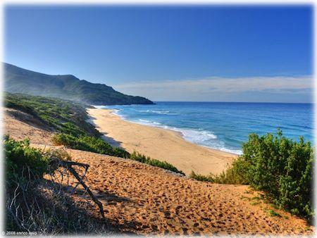 La spiaggia di Scivu. Ingrandisci l'immagine e accedi alla galleria delle foto.