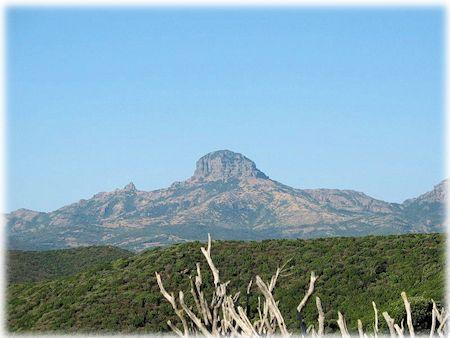 Il monte Arcuentu. Ingrandisci l'immagine e accedi alla galleria delle foto.